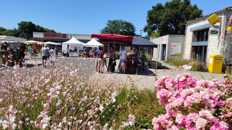 Stationnement interdit place du Commerce Dimanche 15 mars